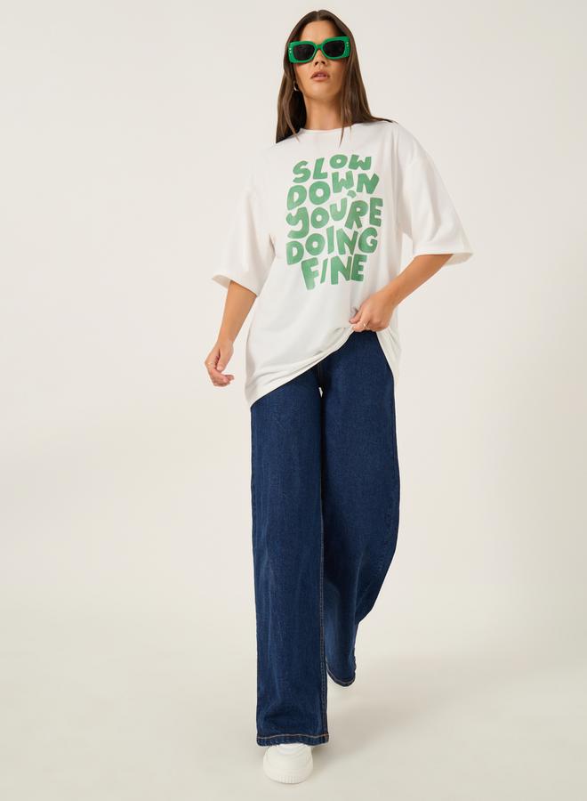 ستايلي تيشيرت أوفر سايز بطباعة شعار وأكمام قصيرة - Image 2